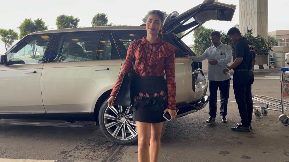 pooja-hegde-was-spotted-at-the-airport-flying-out-of-mumbai